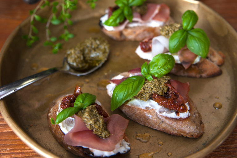 Crostini con prosciutto crudo e pesto al tartufo PURO